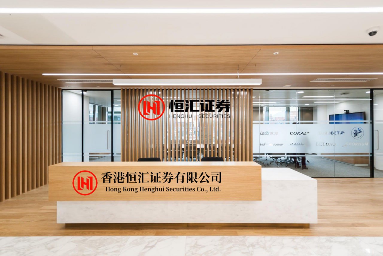 汇金财富 胡杏儿一家五口到海边度假，48岁老公半裸好壮硕，三个儿子好可爱